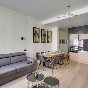 175 Lea - Superb In Paris