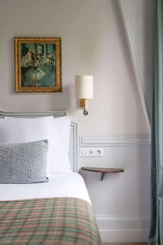 Hotel De La Porte Doree Paris